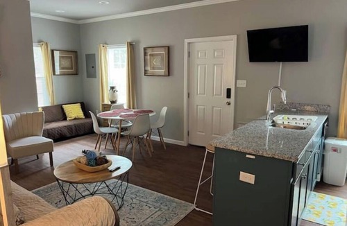 Valdosta House | Clean Modern Deco Apt 1 BR 1 Bath Near Everything