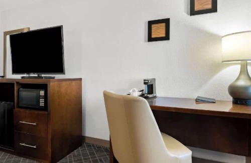 Joliet Hotel | Clean & Modern Joliet Hotel—Indoor Pool, Free Breakfast & Close to I-55 Corridor