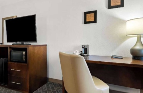 Joliet Hotel | Clean & Modern Joliet Hotel—Indoor Pool, Free Breakfast & Close to I-55 Corridor