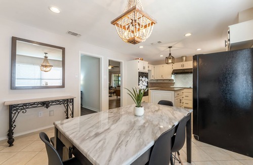 North Richland Hills House | Clean, modern, luxury 4 bed room home on the water with pingpong table/Smart TVs
