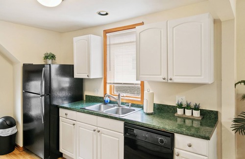 Libertyville Apartment | Clean Newly remodeled 2 bedroom apartment