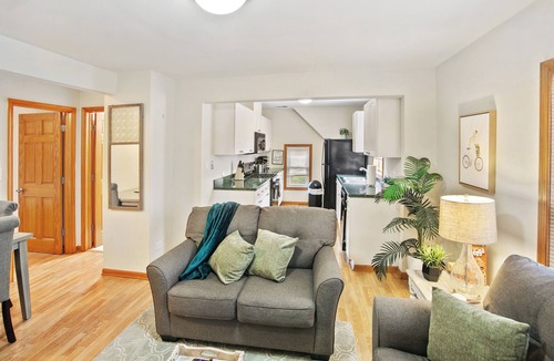 Libertyville Apartment | Clean Newly remodeled 2 bedroom apartment