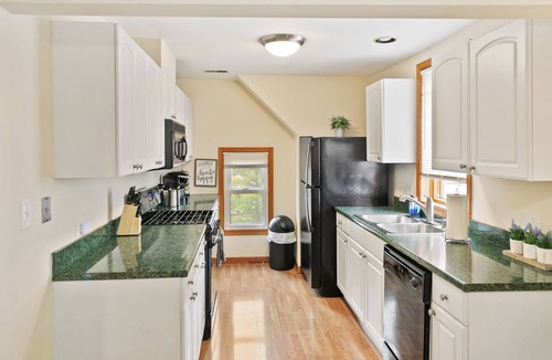 Libertyville Apartment | Clean Newly remodeled 2 bedroom apartment