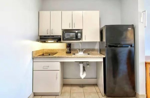 Sulphur Apartment | Clean Non-Smoking 2-Bed Suite w/Kitchenette