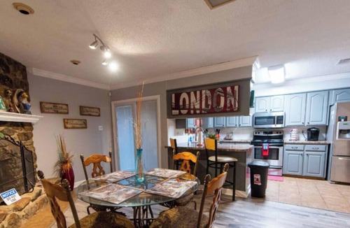 Little Rock House | Clean, Pet Friendly, Travel Nurse, Remote Work Home w/Garage - Tesla Charger