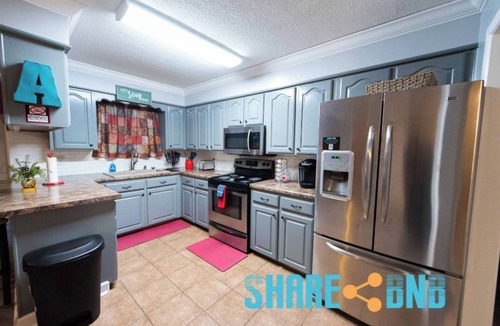 Little Rock House | Clean, Pet Friendly, Travel Nurse, Remote Work Home w/Garage - Tesla Charger