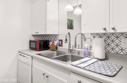 Alexandria House | Clean & Quiet 1BR King w/W/D + WiFi by Ponytail