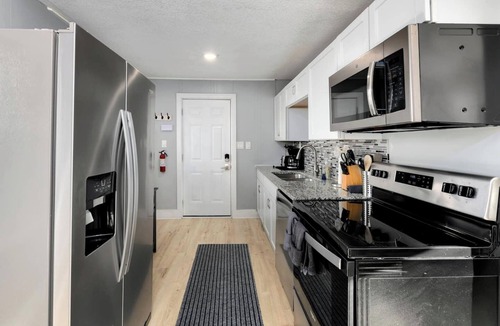 Sugar Creek House | Clean, quiet 2BR home with utilities included and fast WiFi. Comfortable setup with open surroundings and easy access to downtown Kansas City (about 15 minutes). Ideal for short stays, work trips, or a simple, reliable place to unwind.
