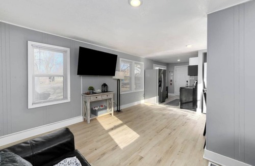 Sugar Creek House | Clean, quiet 2BR home with utilities included and fast WiFi. Comfortable setup with open surroundings and easy access to downtown Kansas City (about 15 minutes). Ideal for short stays, work trips, or a simple, reliable place to unwind.