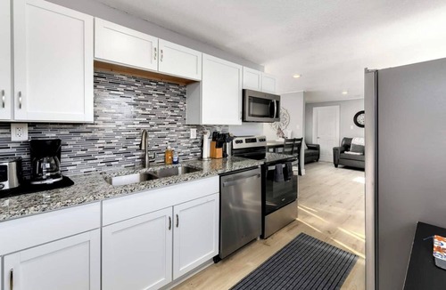 Sugar Creek House | Clean, quiet 2BR home with utilities included and fast WiFi. Comfortable setup with open surroundings and easy access to downtown Kansas City (about 15 minutes). Ideal for short stays, work trips, or a simple, reliable place to unwind.