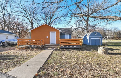 Sugar Creek House | Clean, quiet 2BR home with utilities included and fast WiFi. Comfortable setup with open surroundings and easy access to downtown Kansas City (about 15 minutes). Ideal for short stays, work trips, or a simple, reliable place to unwind.