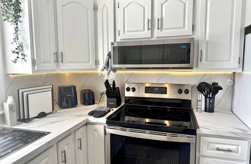 Sydney Apartment | Clean & Quiet 2BR Suite Private Entrance Parking .Minutes to Hospital & Shop