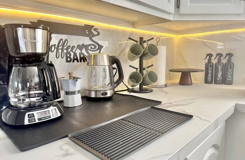 Sydney Apartment | Clean & Quiet 2BR Suite Private Entrance Parking .Minutes to Hospital & Shop