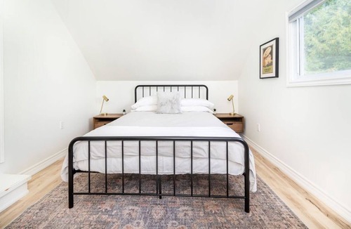 Pembroke House | Clean, renovated, modern 2 bedroom house in Pembroke