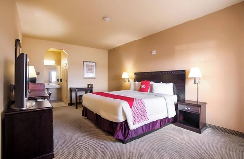 Valley View Hotel | Clean Room with King Bed + Spacious Bathroom in Valley View – Relax & Unwind