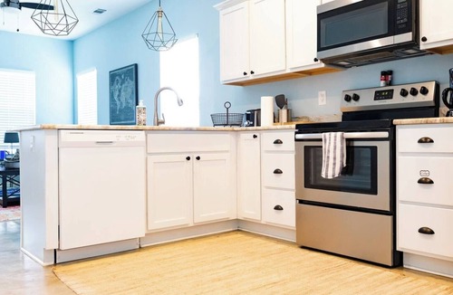 University District House | Clean & Serene House + Studio - easy on/off I-40