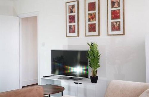 Brierley Hill Apartment | Clean, Spacious 2-Bed Apartment in Brierley Hill