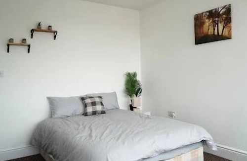 Brierley Hill Apartment | Clean, Spacious 2-Bed Apartment in Brierley Hill