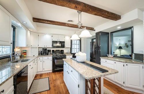 Reisterstown House | Clean & Spacious Charming Farmhouse