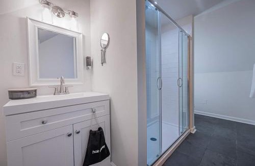 Reisterstown House | Clean & Spacious Charming Farmhouse