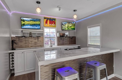 Blasdell House | Clean,Spacious,Newly Updated with Jacuzzi, BarShed. Thoughtfully Decorated!