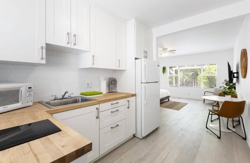 Victoria Park Apartment | Clean Studio Apartment Near Beach in Victoria Park