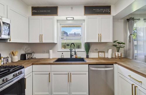 Joslyn Castle House | Clean Stylish Omaha Midtown Abode