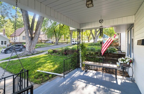 Joslyn Castle House | Clean Stylish Omaha Midtown Abode