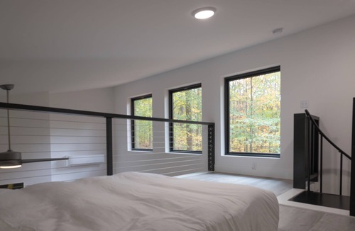 Cookeville Hotel | *Cleaning Fee Included* Mini modern cabin nestled in the peaceful hills between Jackson and Putnam County, minutes away from CUMMINS FALLS STATE PARK. Designed for comfort and style, this vacation rental seamlessly blends modern charm with wooded s