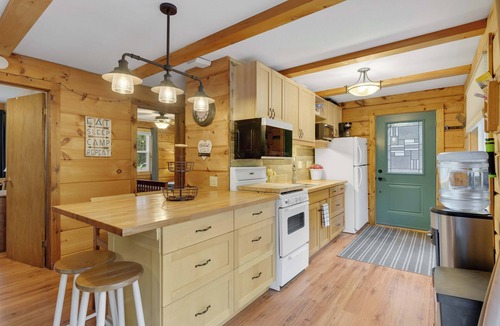 Irondale Cabin | Clear Bay Cabinn Pet friendly log cabin, private 1.3 acres beach 4 min. drive.
