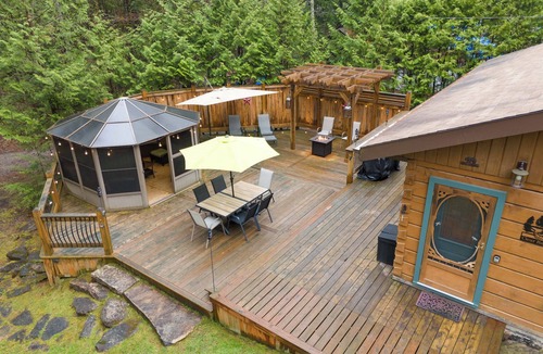 Irondale Cabin | Clear Bay Cabinn Pet friendly log cabin, private 1.3 acres beach 4 min. drive.