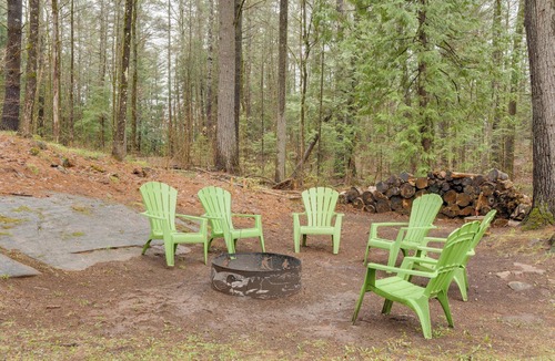 Irondale Cabin | Clear Bay Cabinn Pet friendly log cabin, private 1.3 acres beach 4 min. drive.