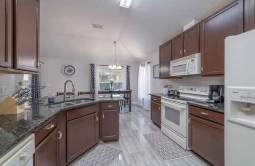 Northside House | ~Clear Skies Sleeps 7 Spacious Home by Airport~