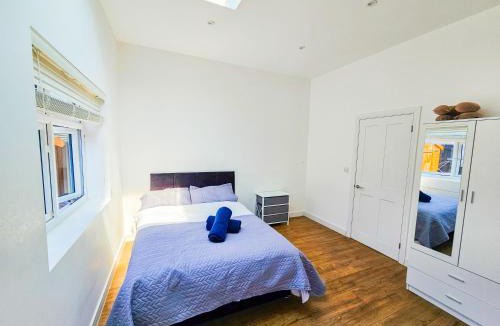 London Borough of Bromley Apartment | Cleave House - Chic & Stylish 3 bed house