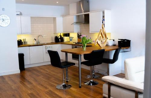 London Borough of Bromley Apartment | Cleave House - Chic & Stylish 3 bed house
