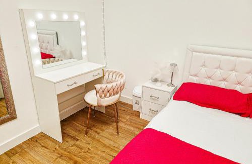 London Borough of Bromley Apartment | Cleave House - Chic & Stylish 3 bed house