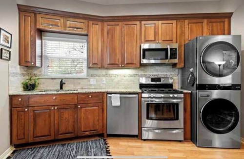 Austin House | Clelia’s Cottage: Cozy 1-bedroom cottage in charming Austin with WiFi, AC