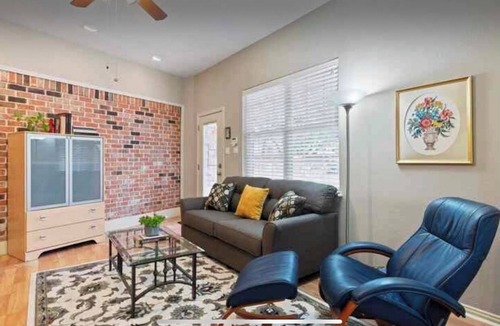 Austin House | Clelia’s Cottage: Cozy 1-bedroom cottage in charming Austin with WiFi, AC