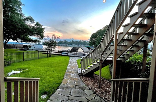 Walden on Lake Conroe House | Clemens' Cottage - Lakefront Bungalow on Lake Conroe w/Private Dock & Boat Slip