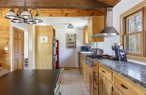 Mount Marion House | Cleo’s Cabin: Private Retreat with Fenced Dog Run