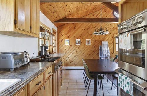 Mount Marion House | Cleo’s Cabin: Private Retreat with Fenced Dog Run