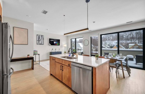 University Circle House | Cleveland Clinic w KingBed,Balcony,Gym,Parking,WD