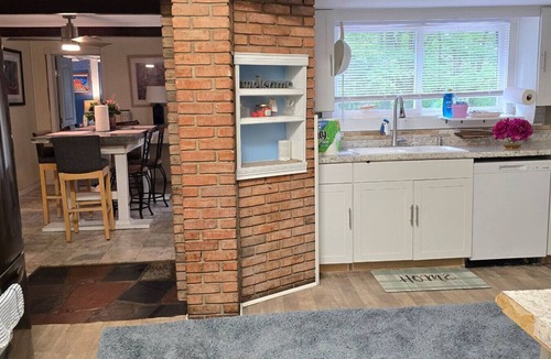 Oakwood Village House | Cleveland MGM Blossom 3 Bed 1 B