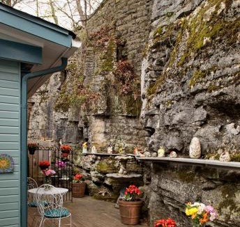 Eureka Springs Historic District Bed & Breakfast | Cliff Cottage Inn, Downtown Bed & Breakfast