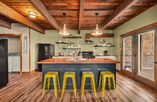 Dora House | Cliff House: A Spacious Riverfront Escape for Gathering Together
