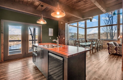 Dora House | Cliff House: A Spacious Riverfront Escape for Gathering Together