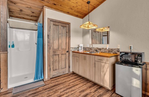 Dora House | Cliff House: A Spacious Riverfront Escape for Gathering Together