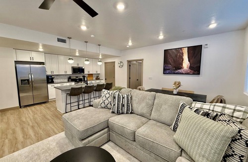 Green Springs Apartment | Cliff Side Pool Oasis | Lazy River & Hot Tubs