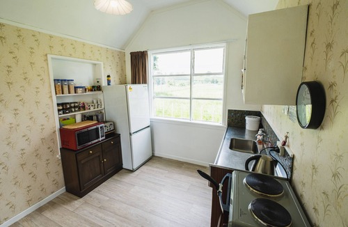 Kiwitea Cottage | Cliff Top Cottage just off SH1