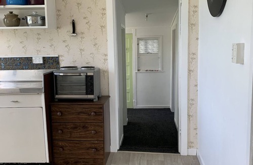 Kiwitea Cottage | Cliff Top Cottage just off SH1